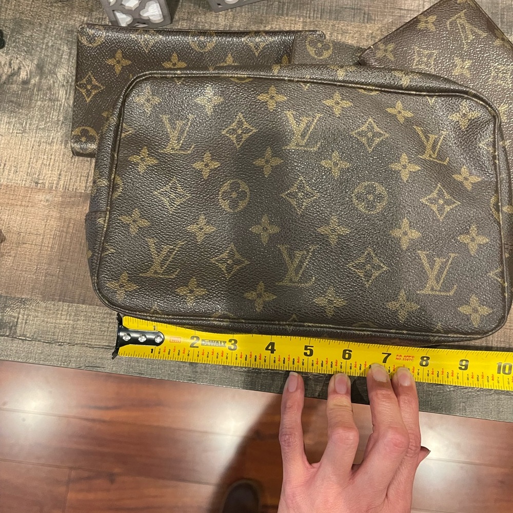 Louis Vuitton Brown Toiletry Bag with Monogram Pattern - Picture 8 of 9